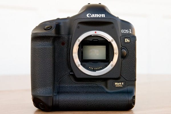 Canon EOS 1Ds Mark II by pointnshoot