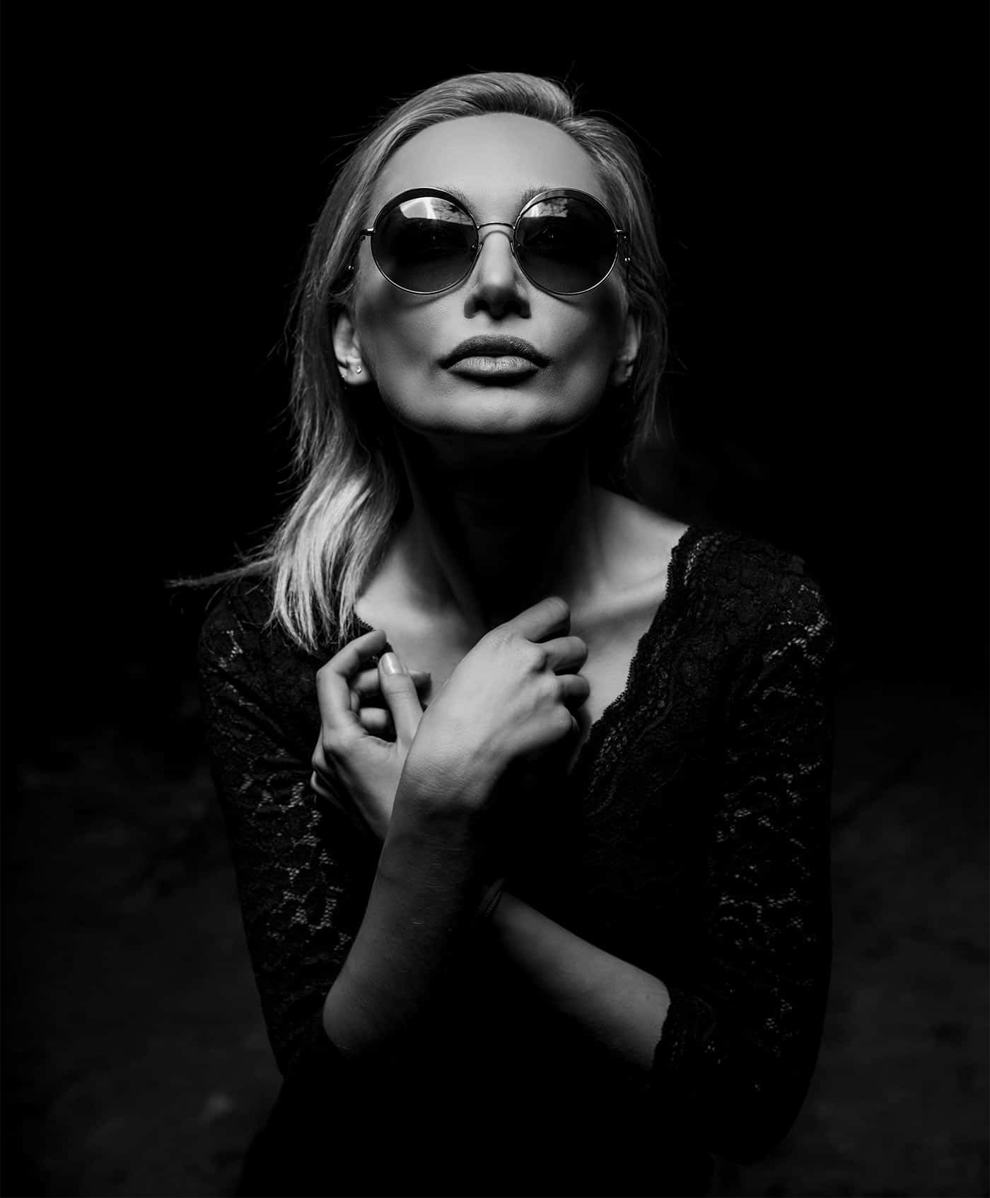 old hollywood lighting. also known as paramount lighting, this set up screams of old hollywood glamour. lighting f