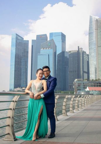 foto de casal com edifícios de Singapura como pano de fundo