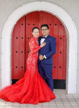 Foto de corpo inteiro de um casal inclinado um para o outro, de frente para a câmera