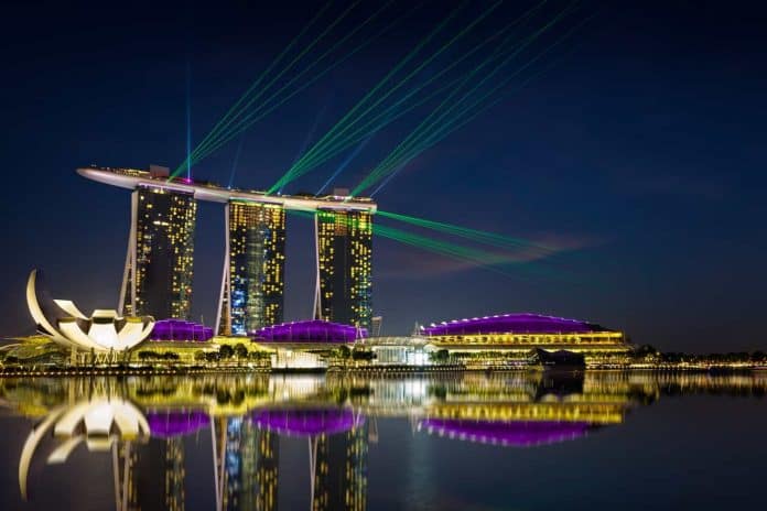 A must see photo spot in Singapore: laser show at the marina bay waterfront