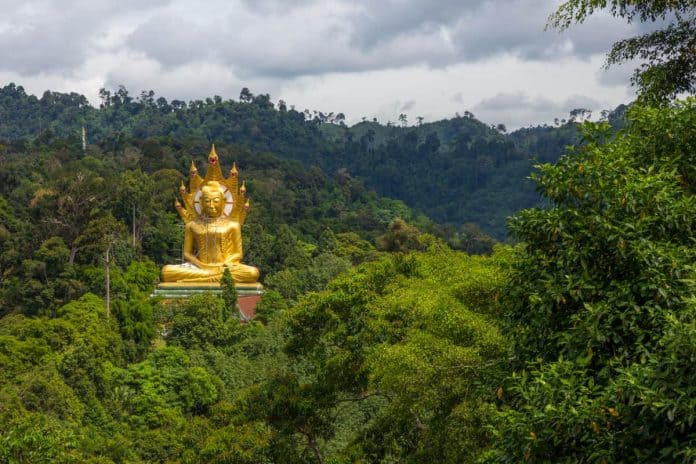 What to photograph in Thailand - Golden Buddah statue