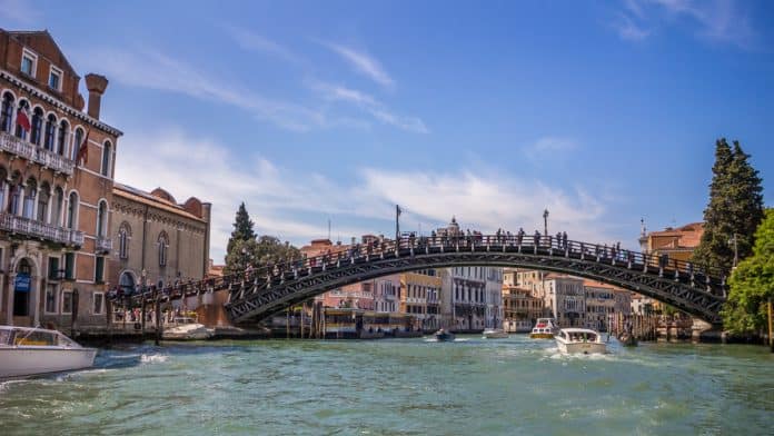 photographing bridges in venice italy