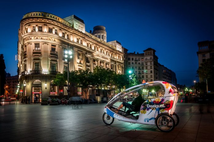 Photographing in barcelona at night